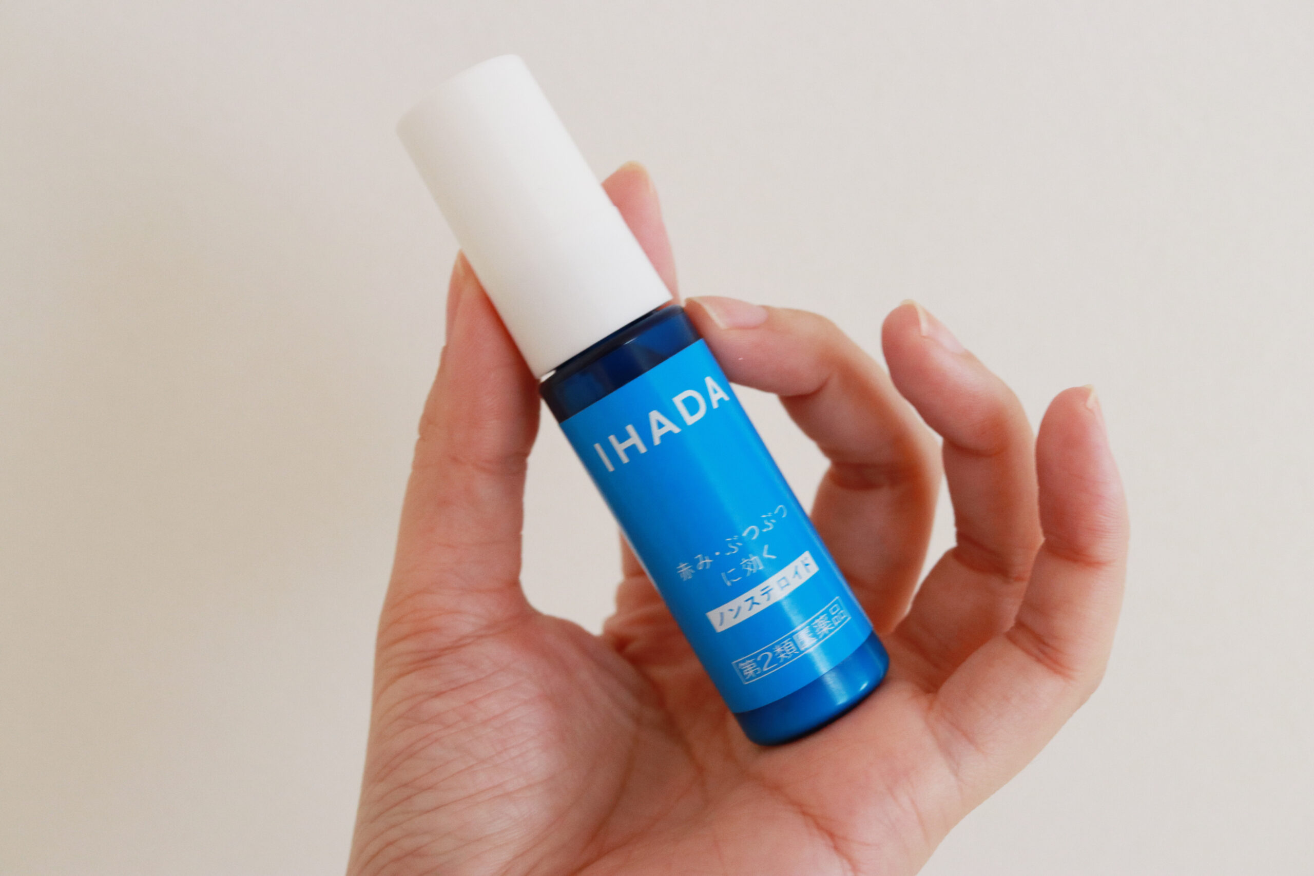 IHADA（イハダ）プリスクリードDを手で持っている